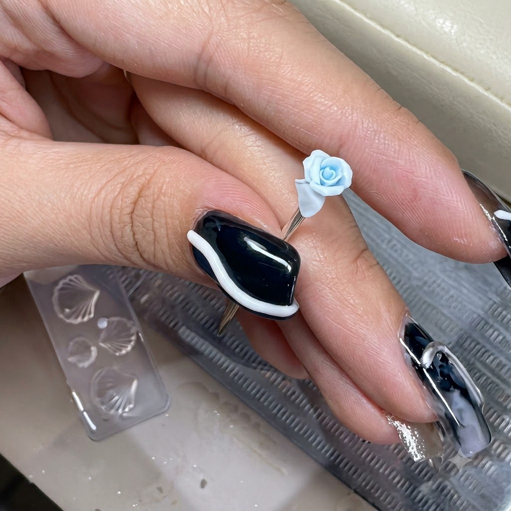 Un diminuto pétalo de arcilla azul claro siendo colocado en el borde exterior de una rosa en miniatura esculpida.