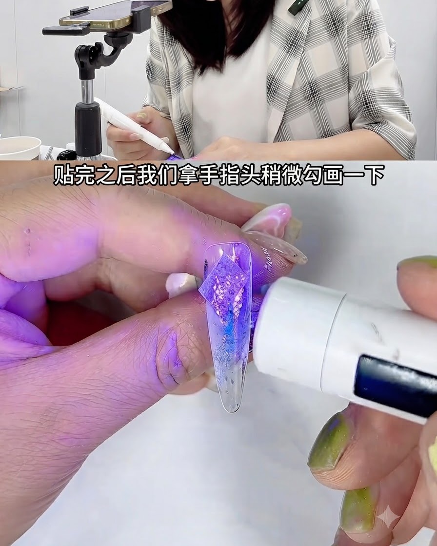 Una mini lámpara UV de mano iluminando con luz morada una uña de práctica transparente decorada sujeta por unas pinzas.