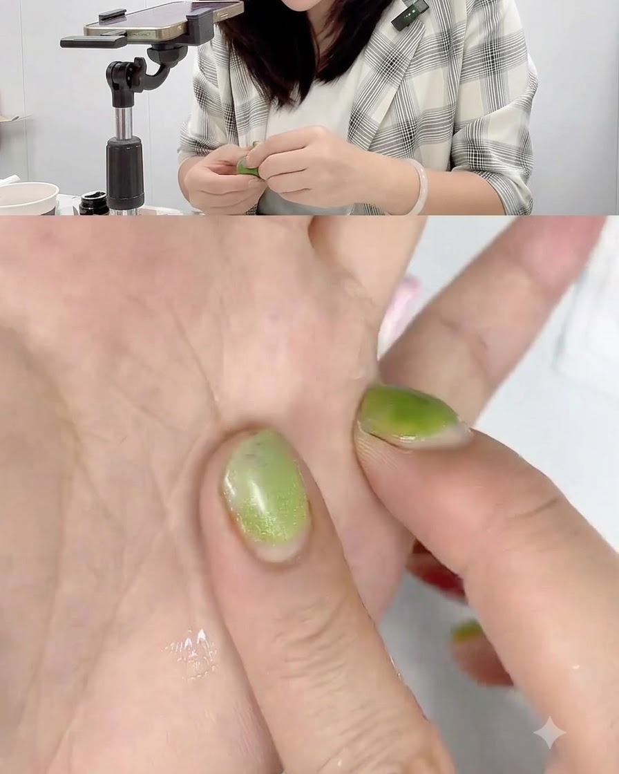 Una mano presionando una pequeña bola de gel de esculpir rosa contra la palma para formar un disco delgado.