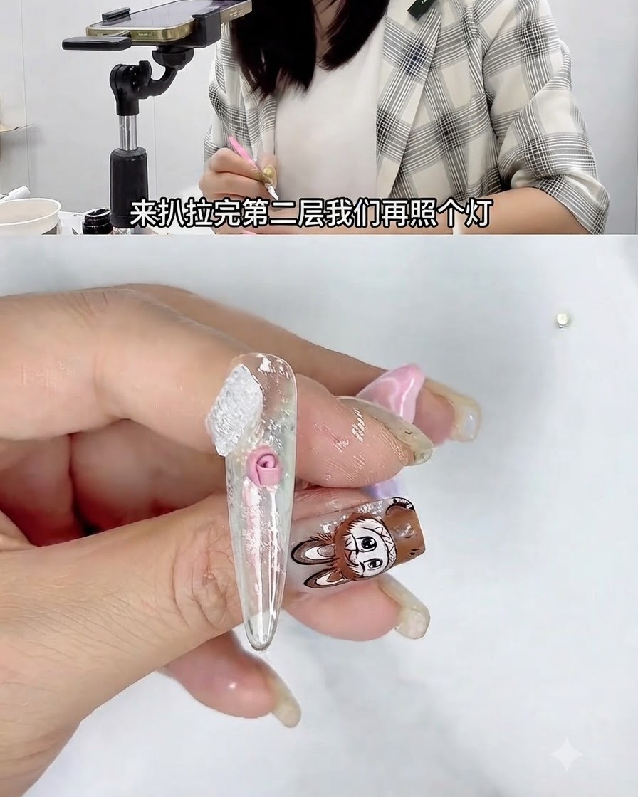 Una mano sosteniendo una uña bajo una pequeña lámpara UV de curado durante un tutorial de nail art en 3D.