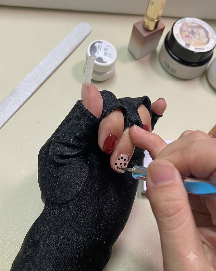 Una mano posicionada bajo una lámpara UV o LED para curar los detalles de puntos negros.