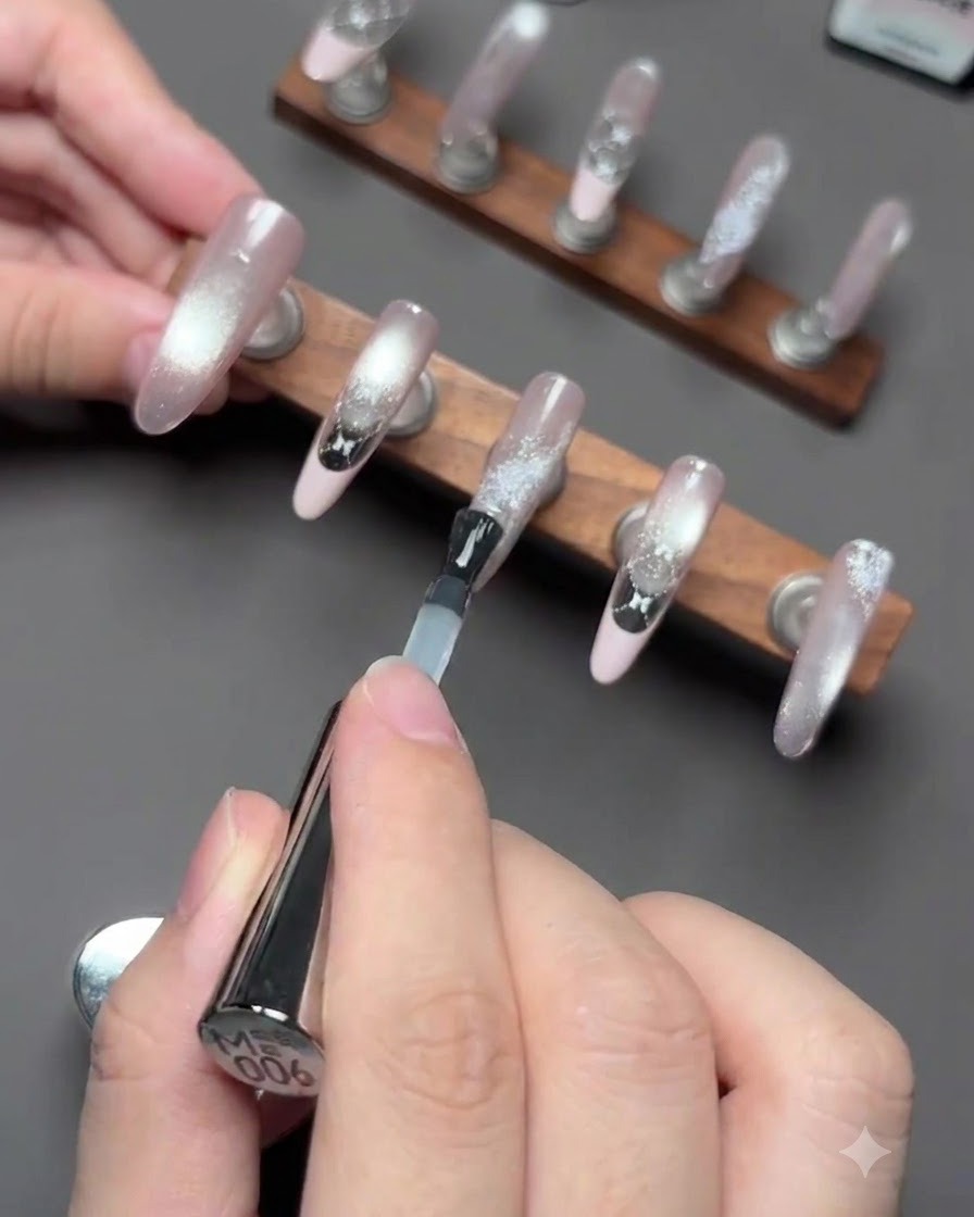 Uñas colocadas bajo una lámpara UV/LED durante el proceso de curado para el gel de refuerzo.