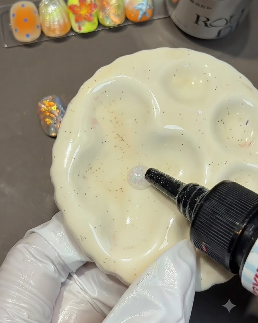 Un frasco exprimiendo una gota de gel de molde transparente sobre una paleta de cerámica blanca.