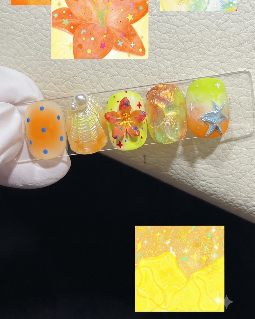 Un soporte de exhibición de uñas con cinco uñas decoradas, con paneles de ilustración insertados arriba y abajo de la exhibición.