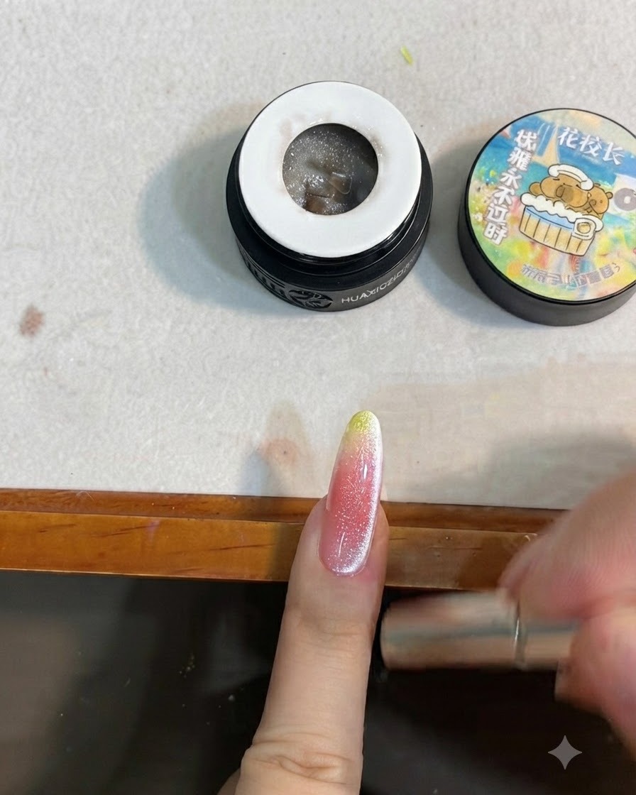 Una herramienta magnética utilizada alrededor de los lados de una uña para formar un reflejo de ojo de gato.
