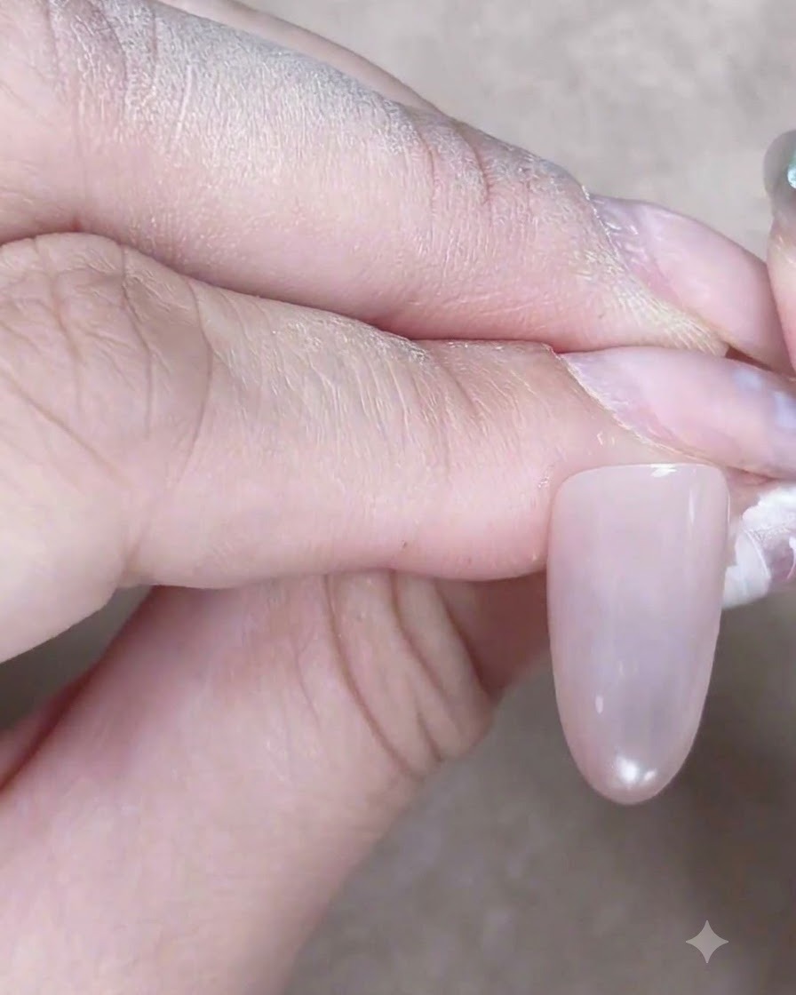 Una uña que muestra un reflejo centralizado brillante de gota de vidrio creado al ajustar un imán sobre el gel ojo de gato.