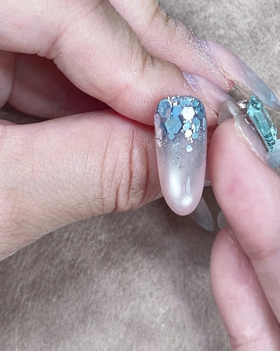 Una estructura de uña completa con gel constructor transparente nivelado que encierra el arte de brillantina.