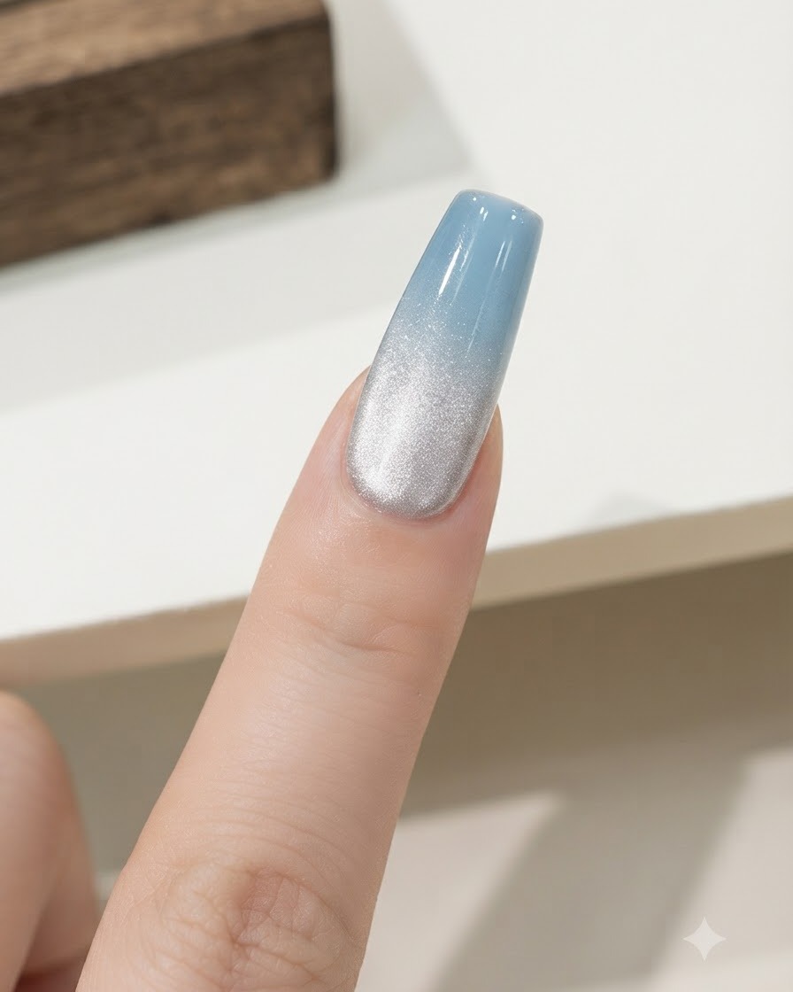 Un dedo colocado dentro de una lámpara compacta de curado de uñas UV/LED bajo luz brillante.