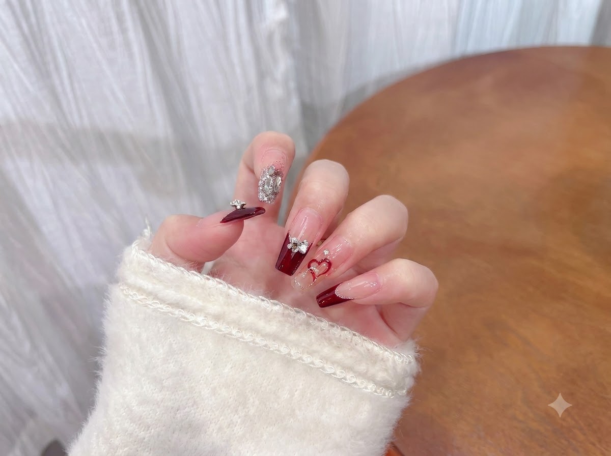 Una mano cambiando de posición con elegancia para mostrar el reflejo de alto brillo de la manicura terminada bajo una luz suave.