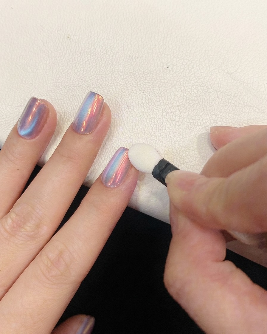 Un frasco de gel de extensión especializado tres en uno que no absorbe polvo sobre una superficie de trabajo limpia.