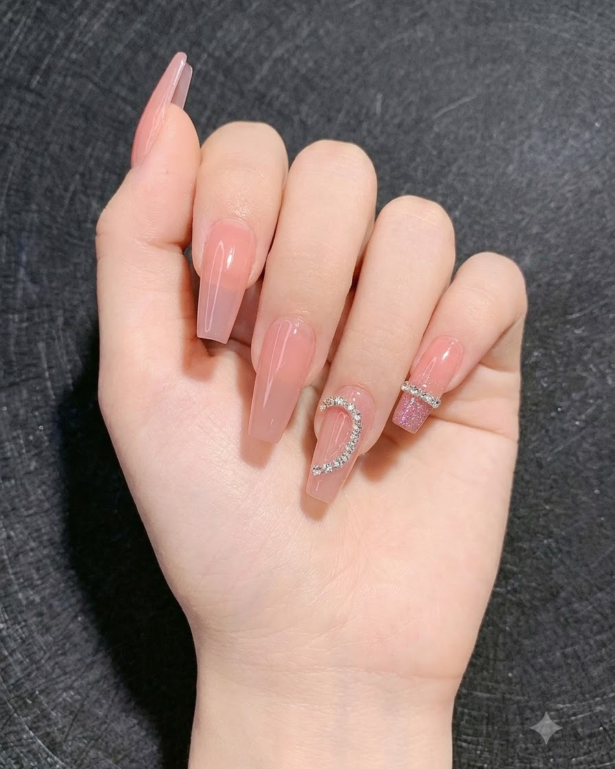 Una mano mostrando uñas terminadas con un degradado disco brillante en los dedos circundantes y un diseño de corazón con strass.