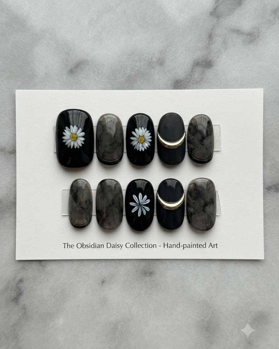 Una tarjeta de presentación superior que muestra una colección de diseños de uñas con arte de margaritas blancas y obsidiana.