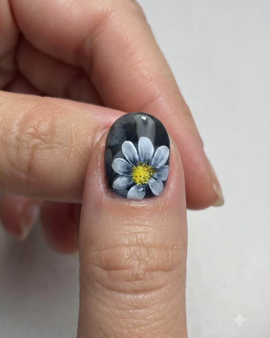 Vista en primer plano de un diseño de uñas con margaritas de estilo nórdico terminado, listo para la capa superior.