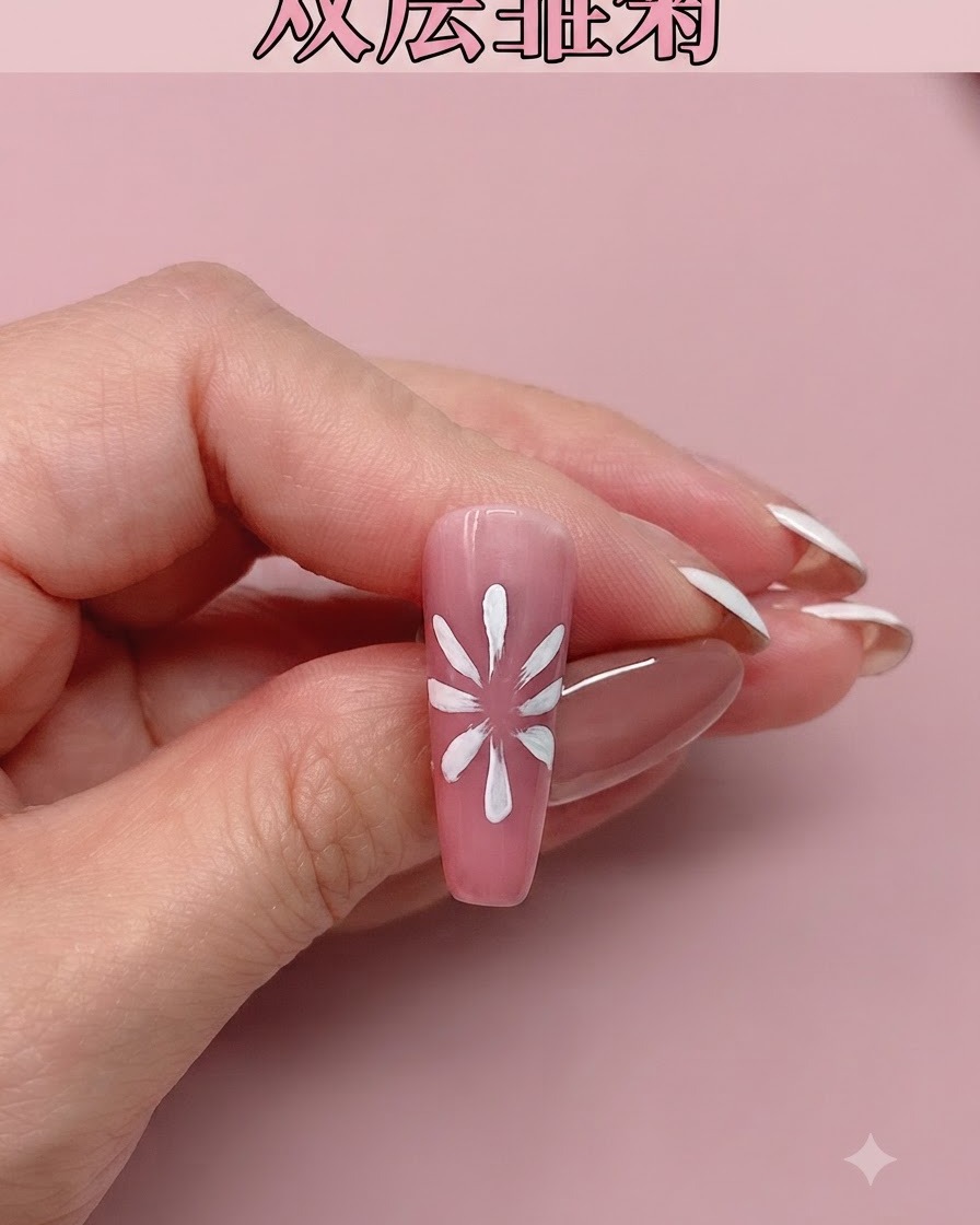 Una uña rosa con pétalos de margarita blancos recién pintados mostrados contra un fondo rosa.