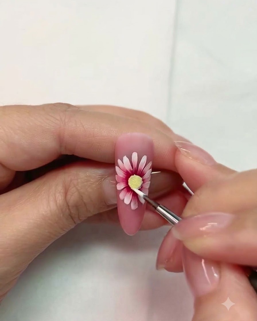 Un primer plano de una uña decorada curándose bajo una lámpara LED.