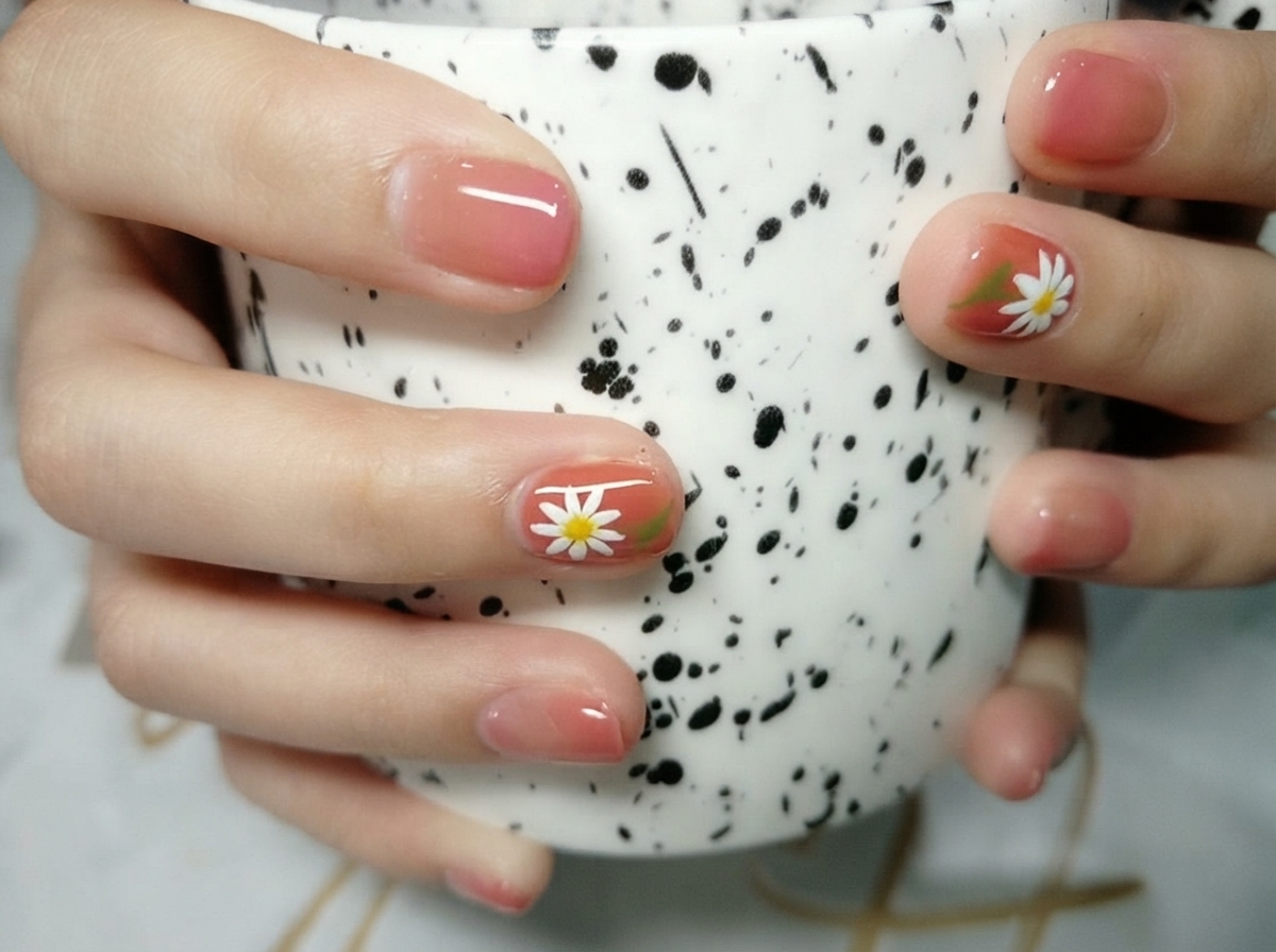 Macrofotografía de un diseño detallado de uñas de margarita blanca sobre un fondo de tonos cálidos con iluminación brillante.