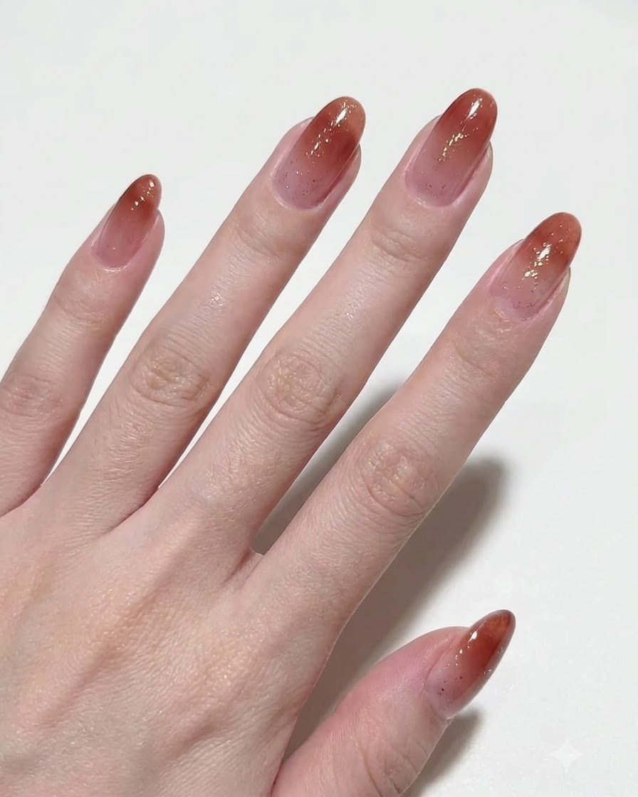 Una mano mostrando varios dedos con gel magnético alisado aplicado.