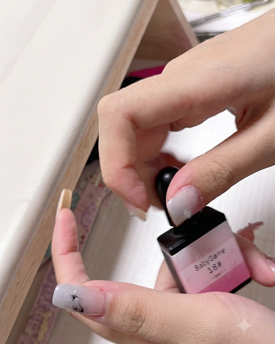 Una mano sosteniendo un frasco etiquetado como bbg spray gel número 18 que muestra su color rosa.