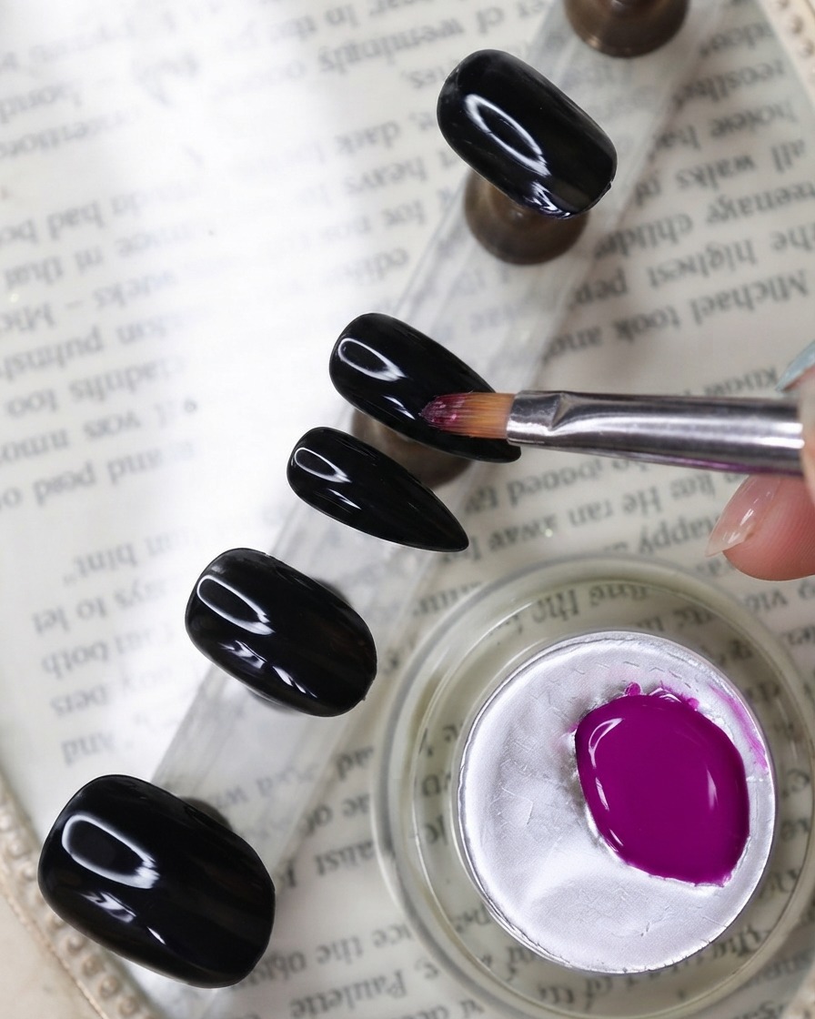 Un pincel de uñas aplicando un gel de color morado neón vibrante a una uña montada en un soporte junto a un tarro de gel.