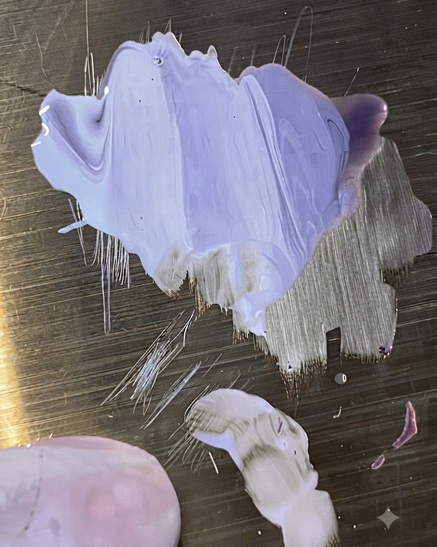 Una punta de uña postiza transparente que muestra una suave mezcla de degradado en morado claro.