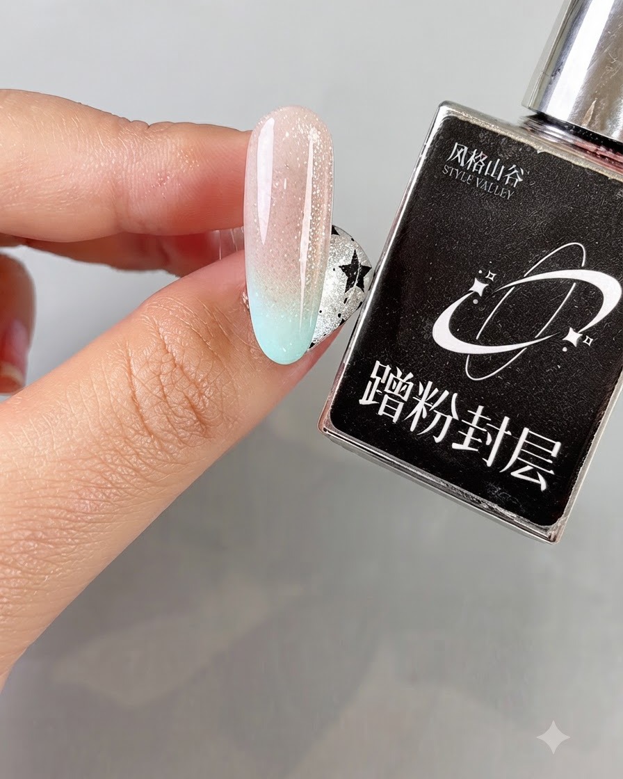 Una mano sosteniendo un frasco de producto Style Valley negro junto a una uña cat eye degradada curada.