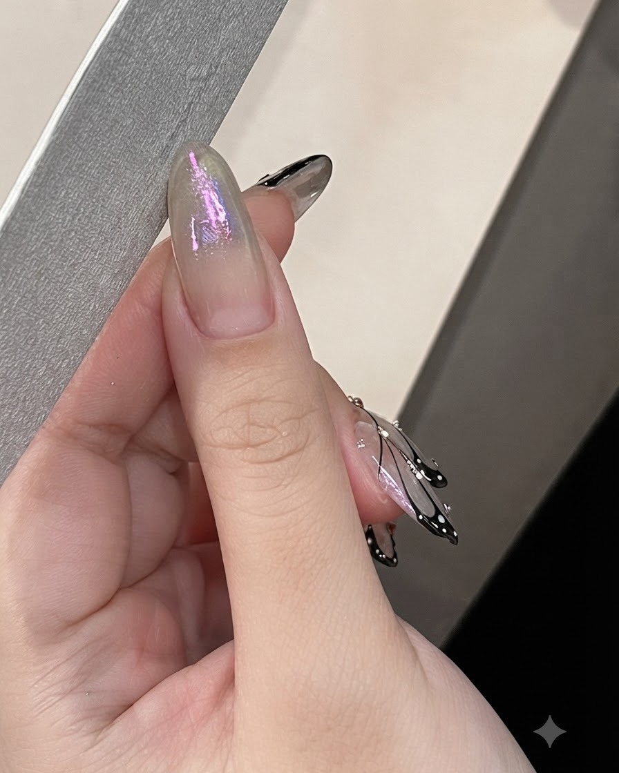 Una mano usando una lima de uñas a lo largo del borde lateral de una uña en forma de almendra.