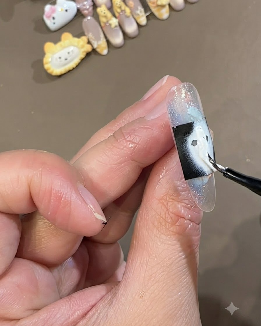 Un pincel fino pintando una capa de gel blanco espeso sobre una plantilla negra rectangular colocada a través de una uña encapsulada azul hielo.