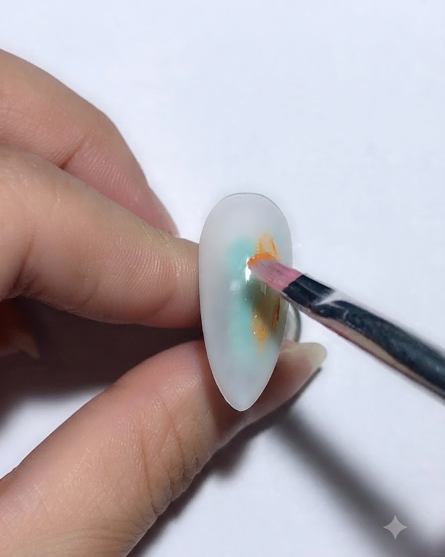 Un primer plano de un dedo con una uña pintada siendo colocado bajo una lámpara de uñas UV LED para el curado.