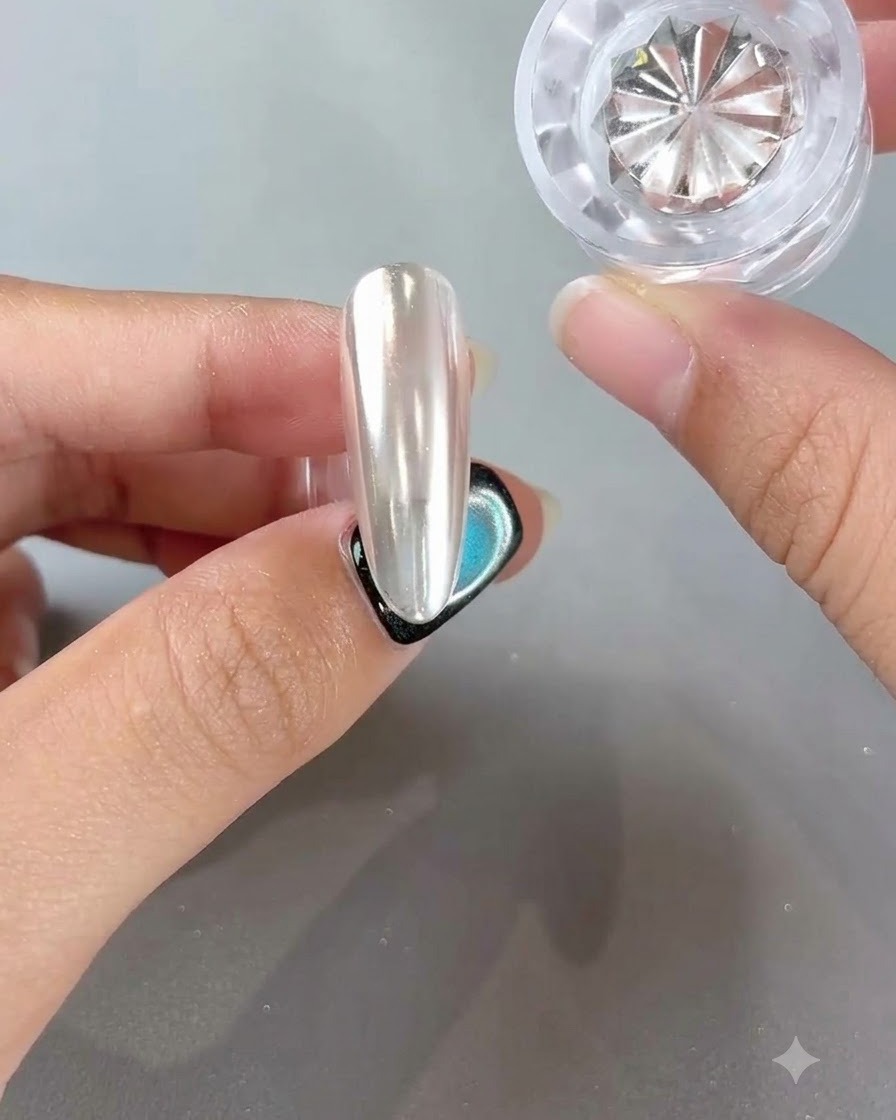 Un frasco de top coat junto a una uña con un acabado de espejo impecable.