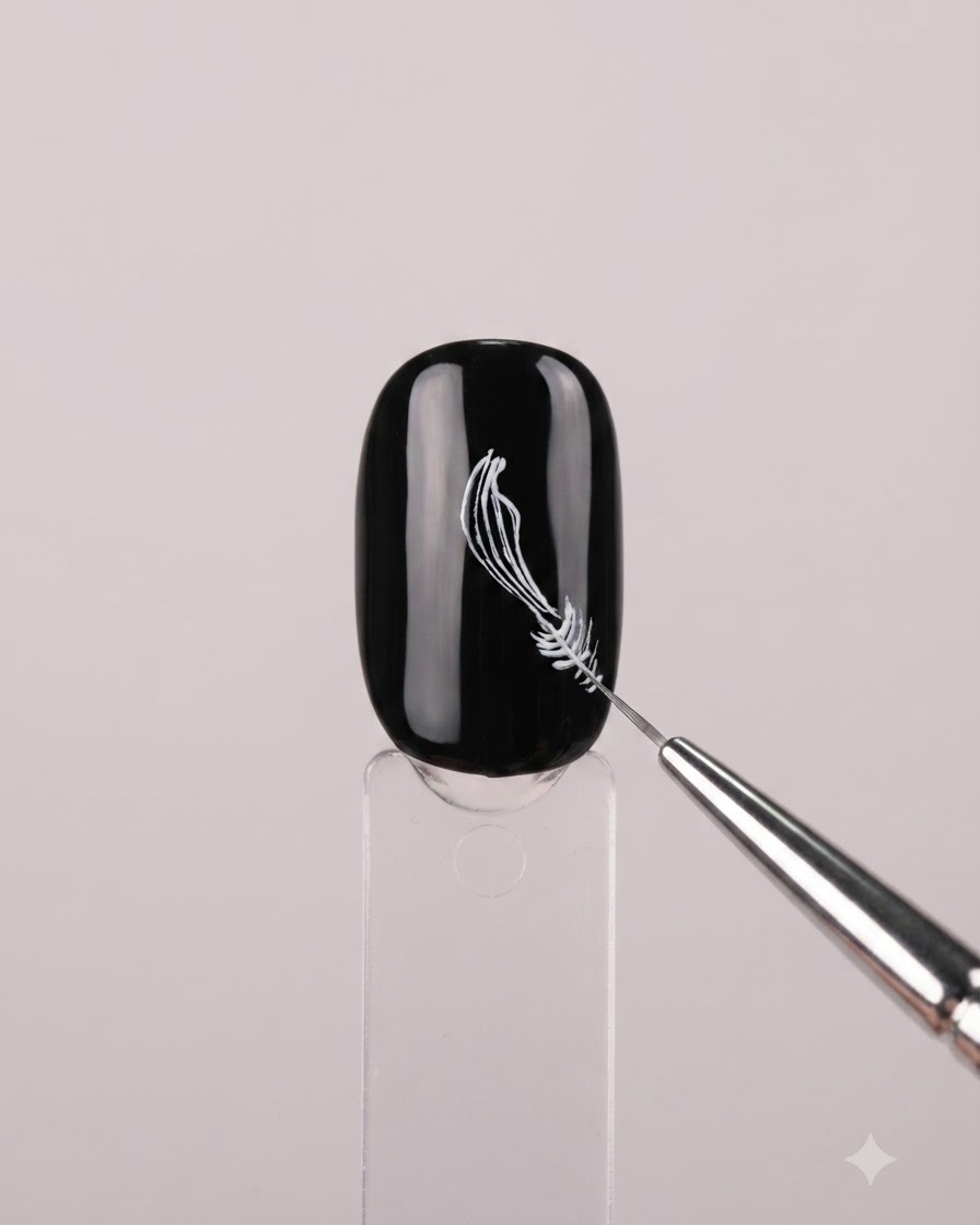 Expositor de uñas mostrando una uña negra con finos detalles plateados en forma de flor.