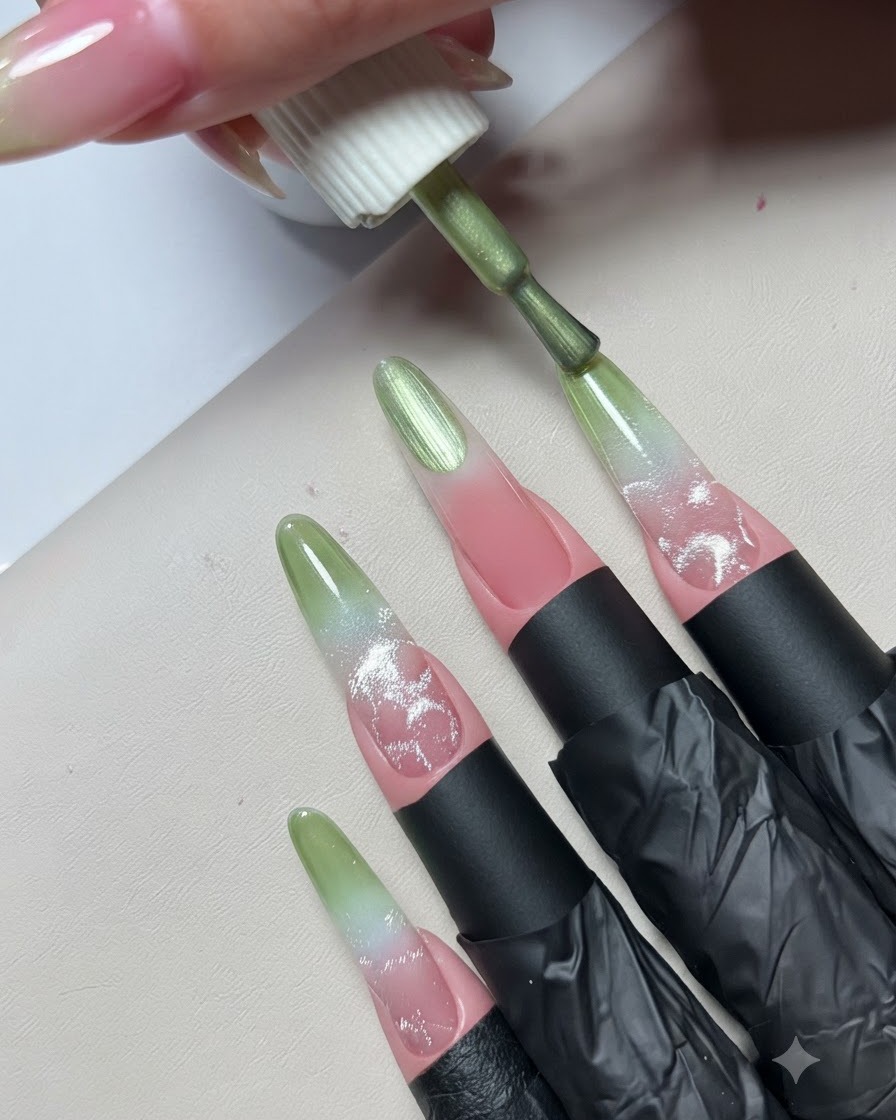 Un pincel de esmalte en gel aplicando una capa de esmalte verde vibrante en el borde libre de una extensión de uña de práctica.