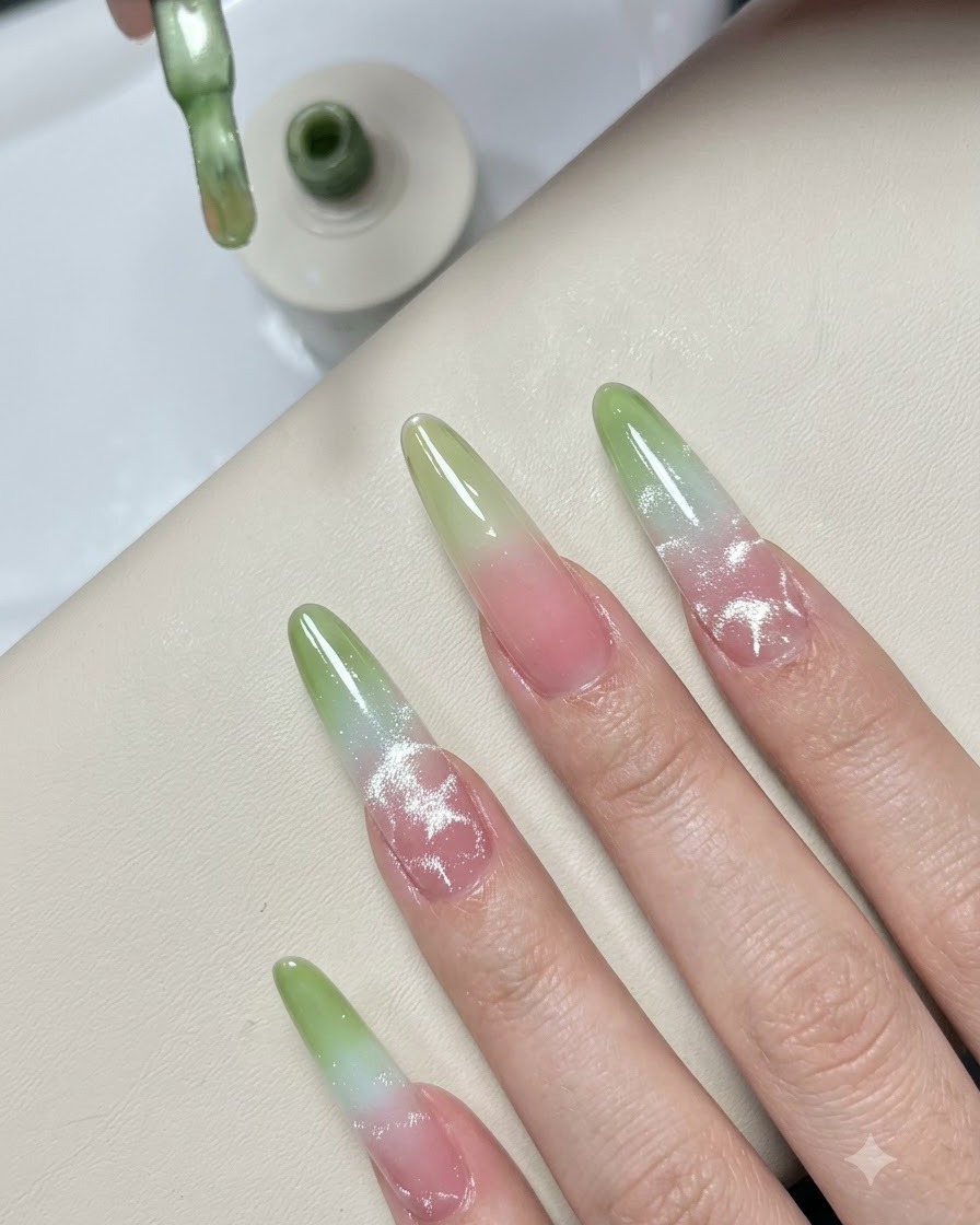 Un pincel de esmalte depositando un pequeño toque adicional de gel verde en la punta de la uña de práctica.
