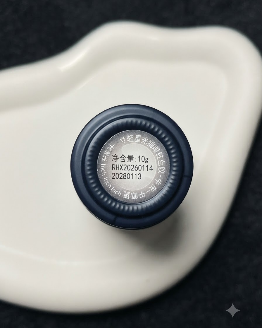 Una vista cenital de la tapa y la etiqueta de una botella de esmalte en gel plateado magnético o metálico de INCH EASY.