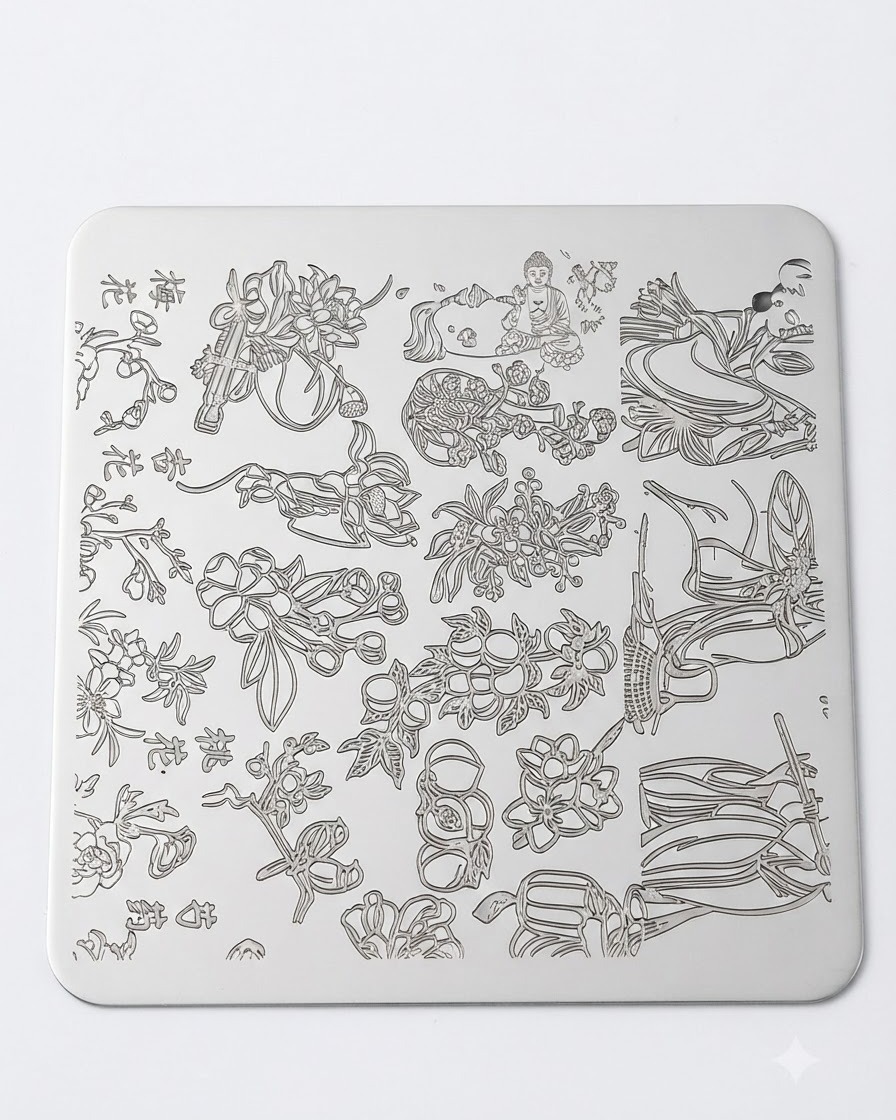Una placa de estampación metálica con varios patrones de flores y un líquido de blooming de tono rojizo siendo aplicado en una sección de diseño floral específica.