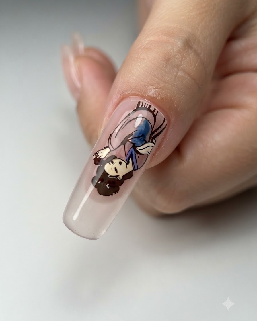 Un pincel de nail art refinando las líneas de la ropa y el tono de piel de una calcomanía de personaje completada en una uña.