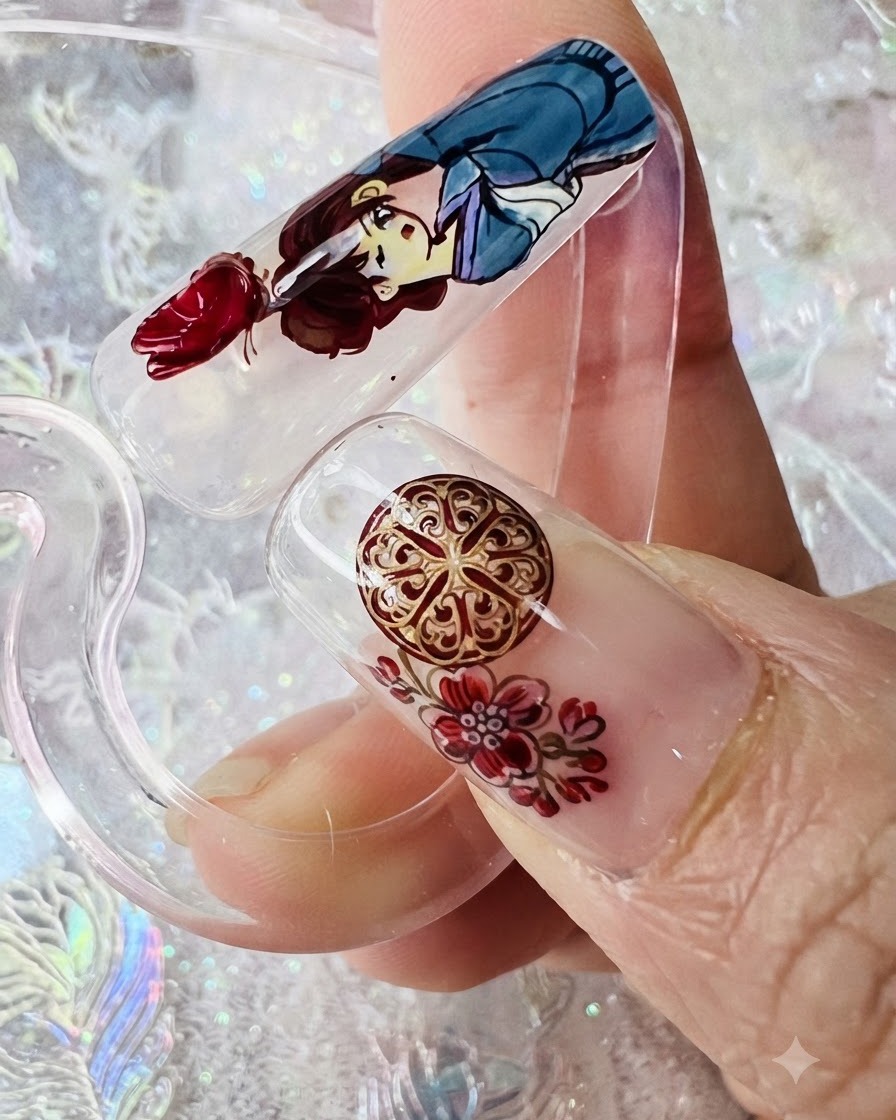Dos puntas de uñas decoradas, una con un acabado mate y arte de personaje, bajo iluminación.
