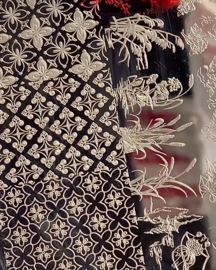 Una placa de stamping que muestra varios patrones florales complejos y texturas de fondo.