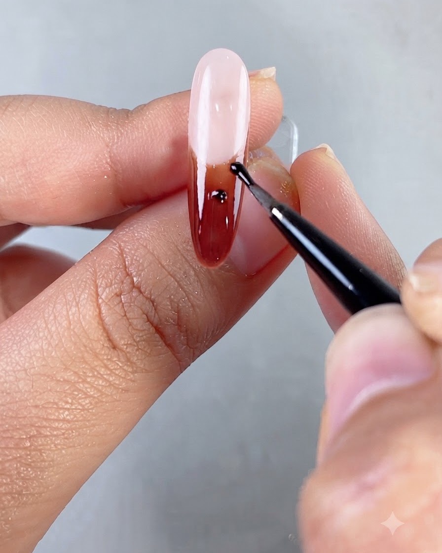 Una toma de detalle de un pincel fino aplicando gel de peinado transparente 3D espeso sobre el centro de un patrón geométrico de uñas.