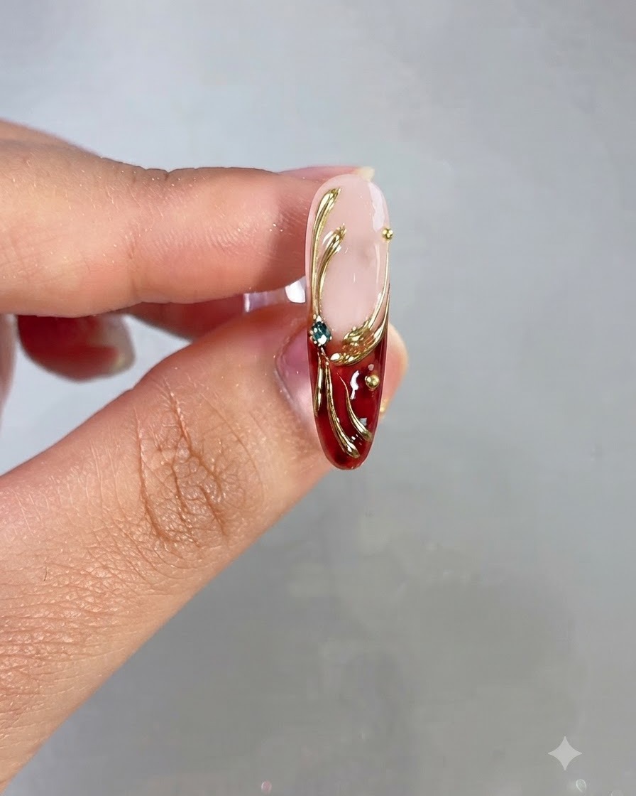 Un aplicador de esponja de sombras frotando polvo cromo oro 18K sobre un diseño de gel en forma de 8 elevado en una uña.